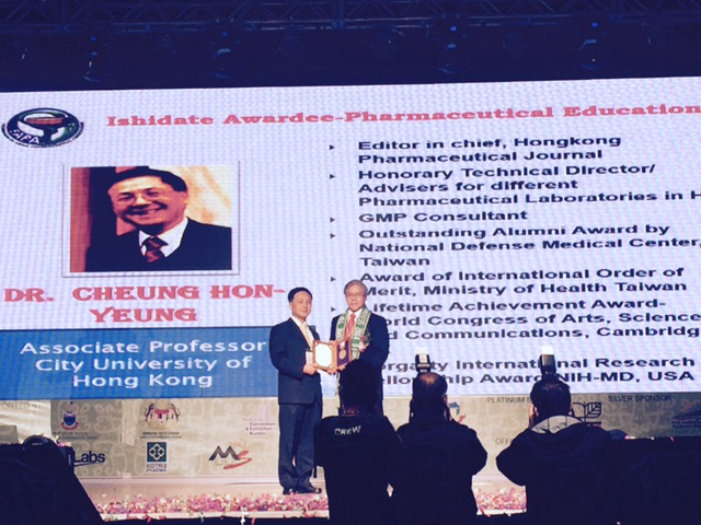 Chairman of FAPA awards the prize to Dr Hon Yeung Cheung. Chairman of FAPA awards the prize to Dr Hon Yeung Cheung.