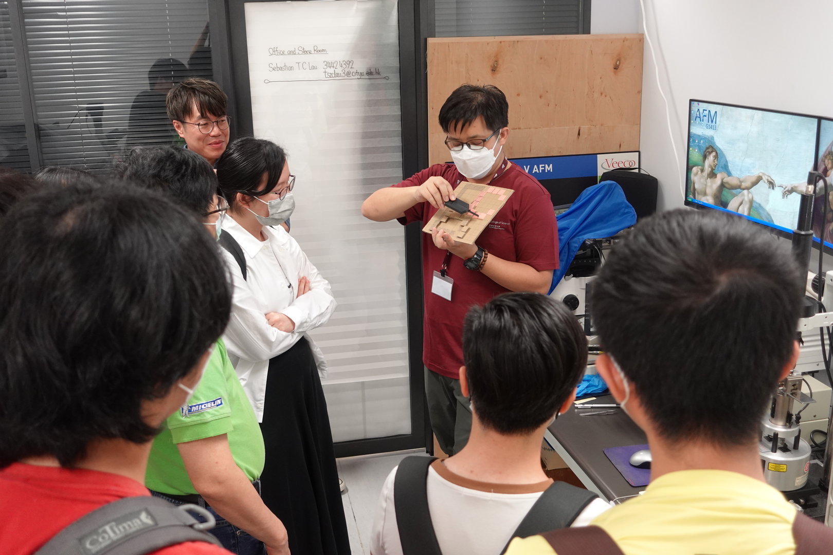 Staff from the Department of Physics demonstrated how the probe works in AFM (atomic force microscopy) in the lab tour.