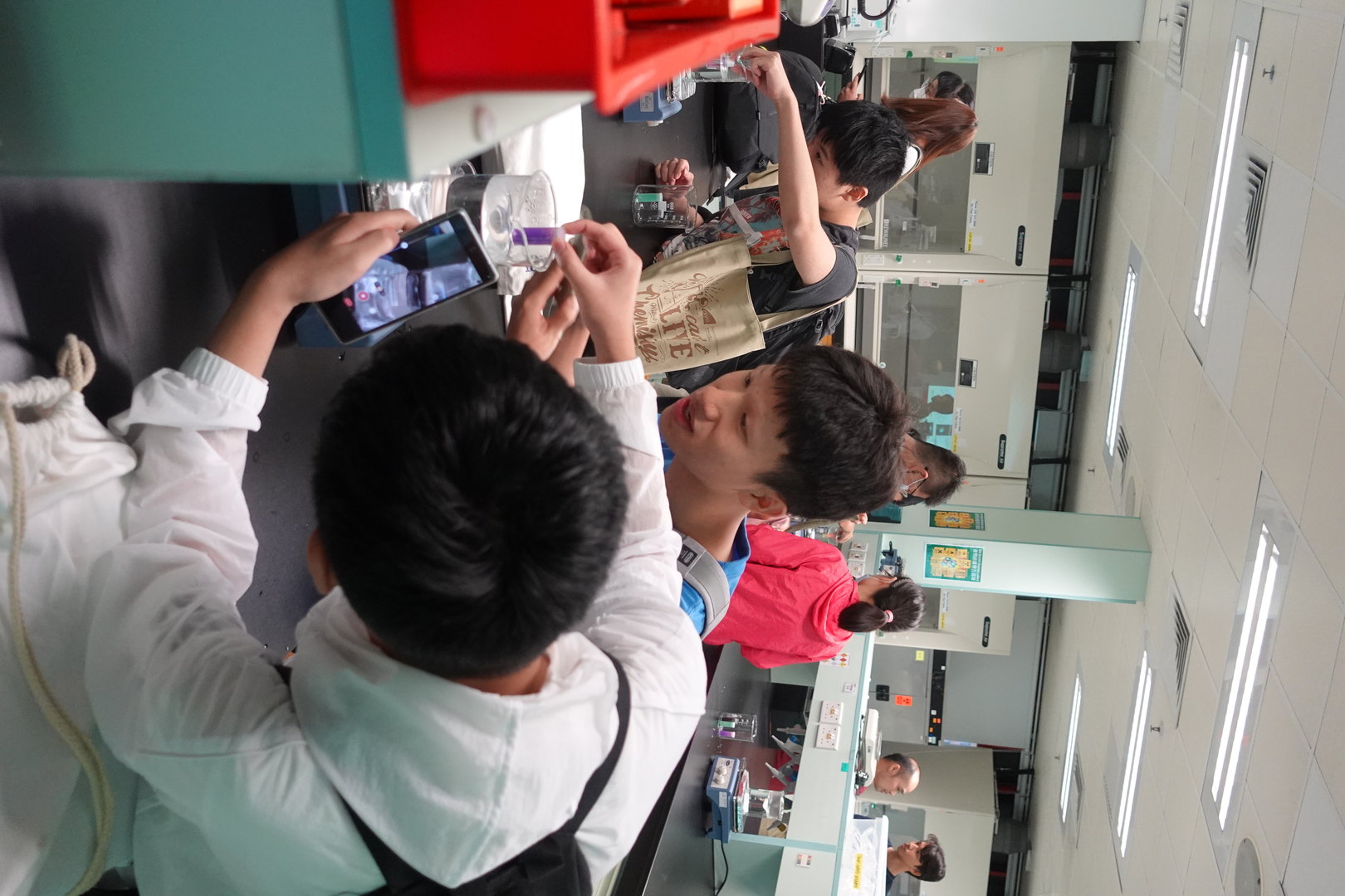 Visitors joined the Chemistry Lab Tour, in which Prof. Vincent Ko shared how colour relates to chemistry.