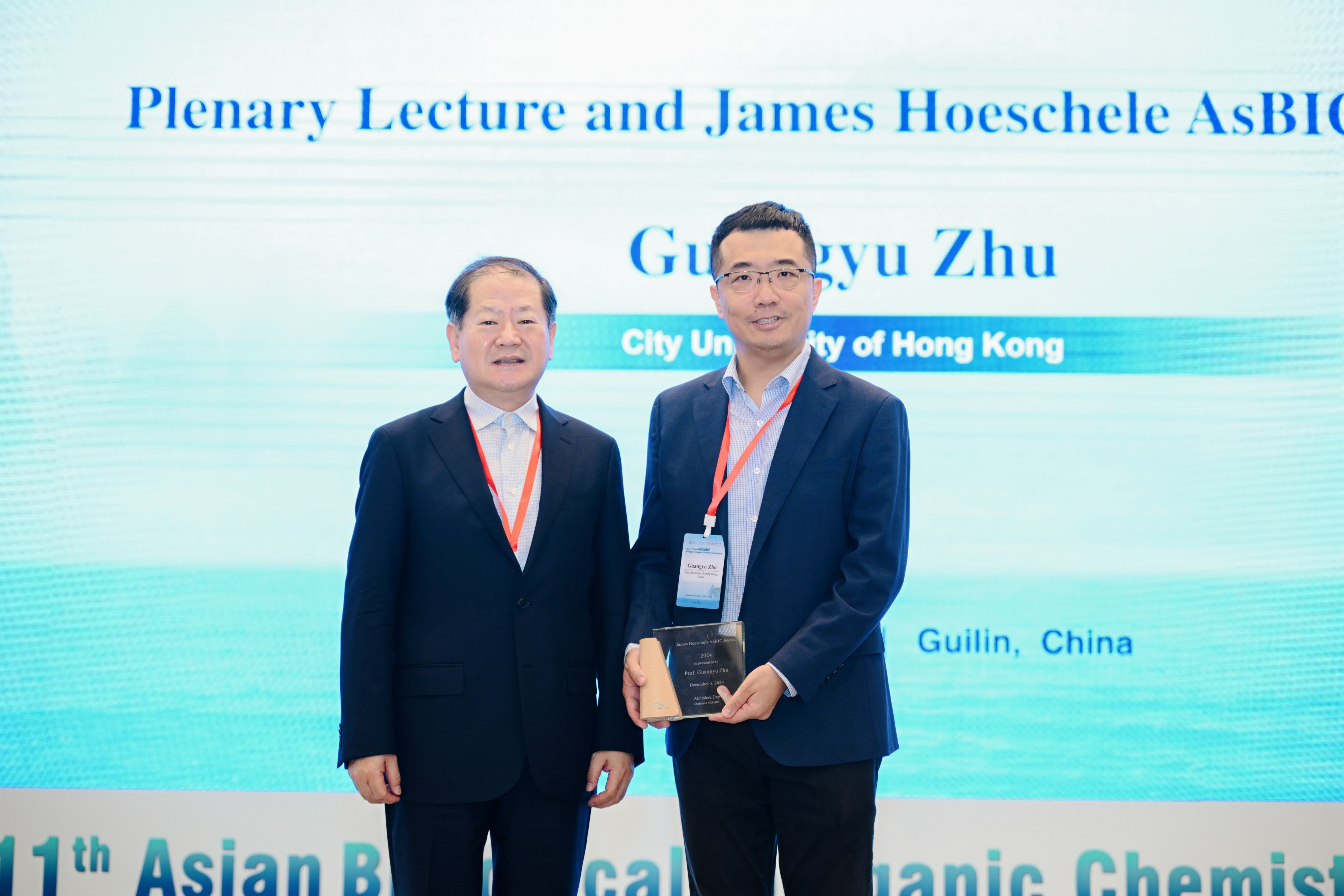 The James Hoeschele AsBIC Award was presented to Professor Guangyu Zhu (right) by Professor Wonwoo Nam (left), Chairman of the Asian Society of Biological Inorganic Chemistry Steering Committee.  