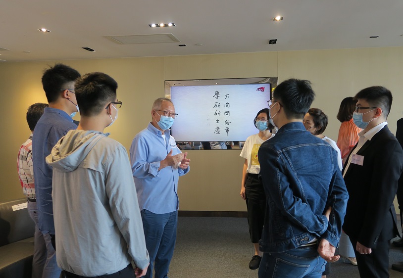 Dr Roy Chung Chi-ping meets with recipients of Bright Future Whole Person Development Scholarships