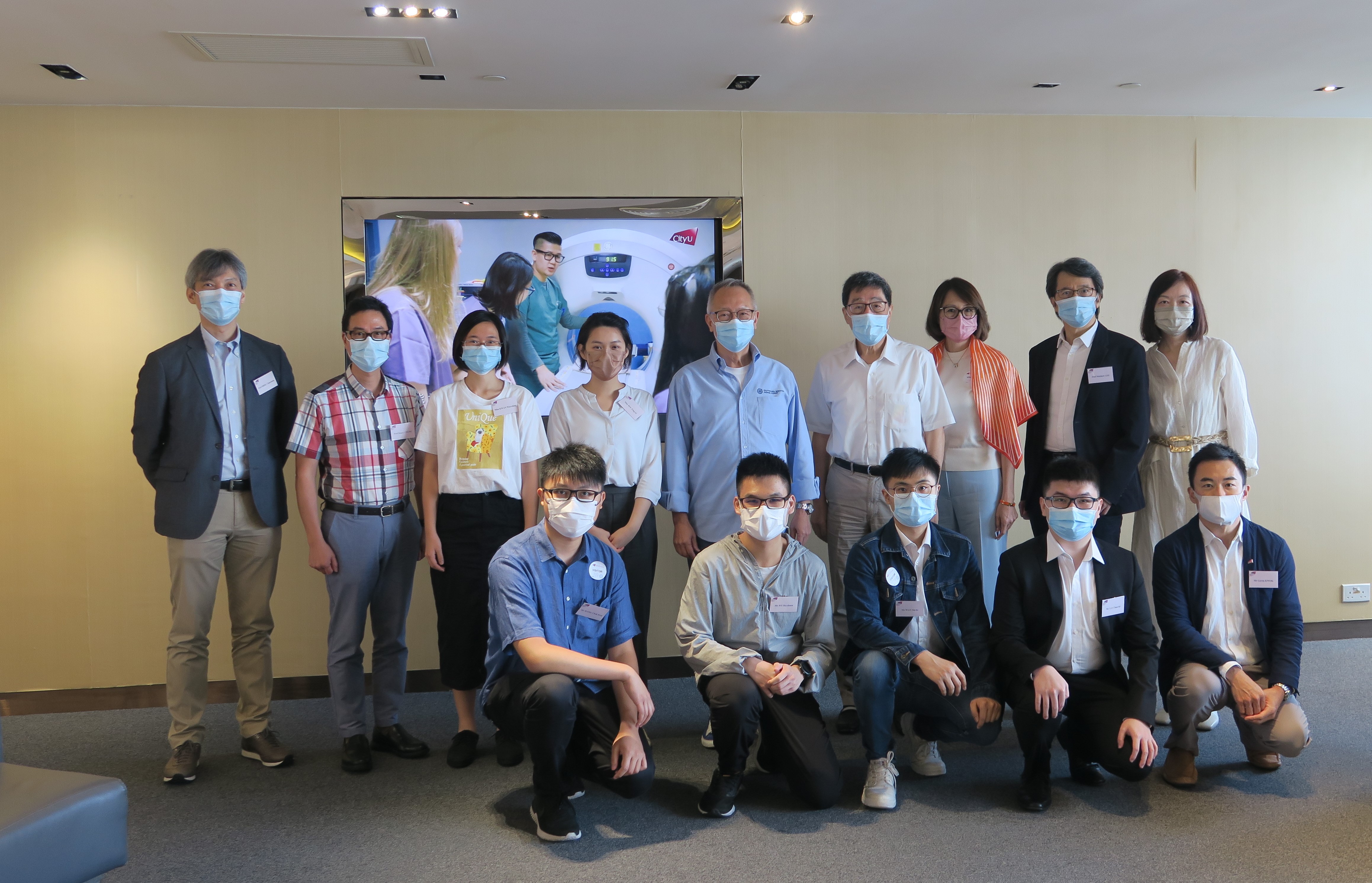 Dr Roy Chung Chi-ping meets with recipients of Bright Future Whole Person Development Scholarships