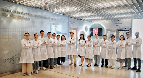 Professor Michael Yang Mengsu, Senior Vice-President (Innovation and Enterprise) of CityUHK (8th from left), and his research team.