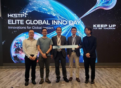 Professor Michael Yang Mengsu (center), and Dr Henry Zou Heng (2nd from right) and Dr Edwin Yu Wai-kin (2nd from left) from Cellomics, with other team members from the project.