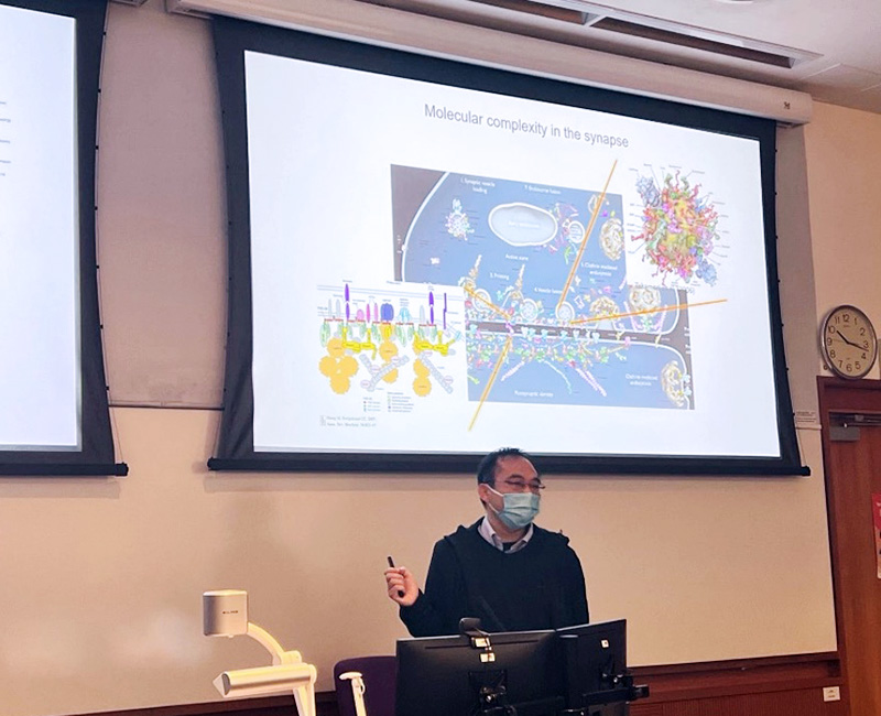 Prof. Guo-Qiang Bi gave his seminar on the Multi-Scale Complexity of the Brain.