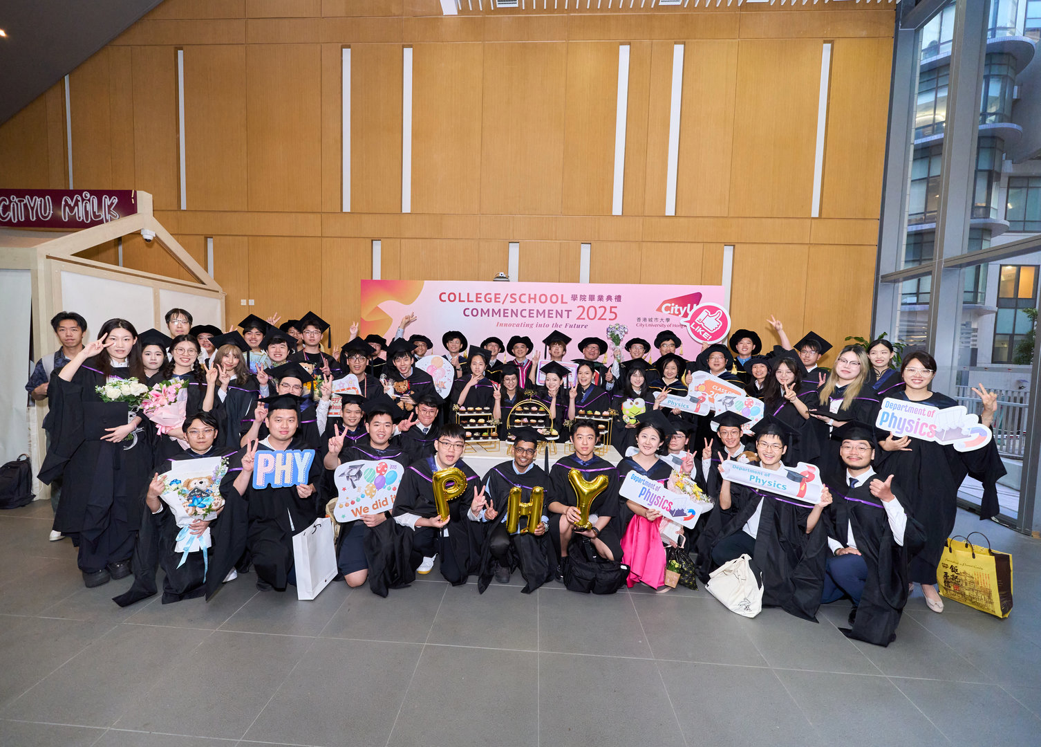 Graduates of the Department of Physics and faculty members.