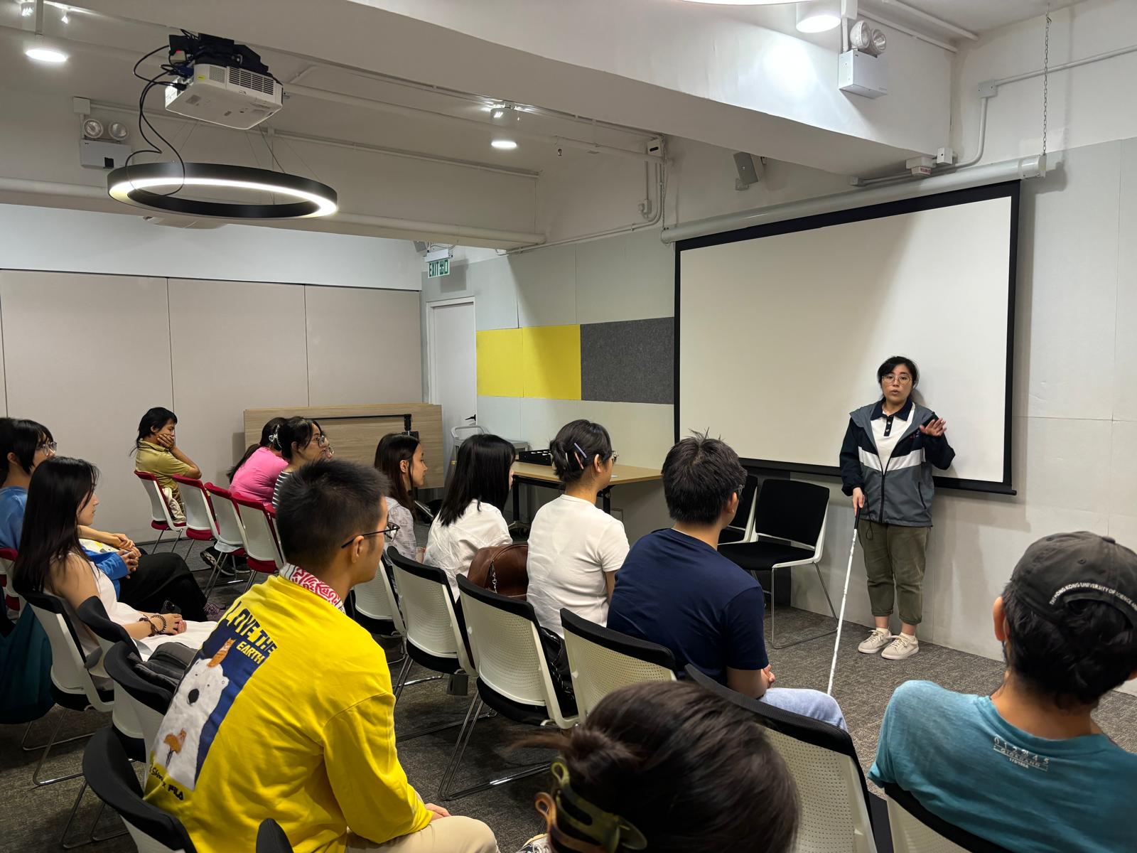 The staff was explaining the precautions for entering a completely dark environment. 職員正在説明進入全黑環境的注意事項。
