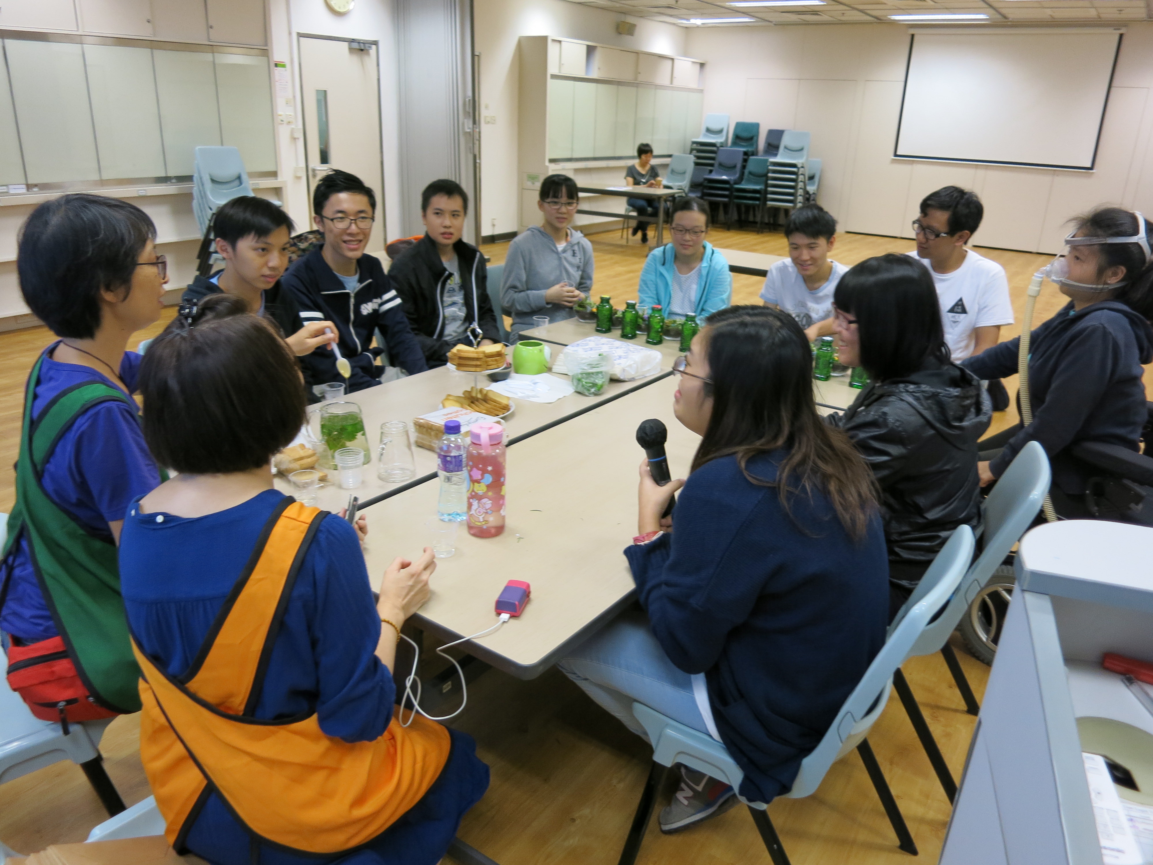 學生圍著長椅坐下。他們就這樣與導師互動和跟從指示進行治療。