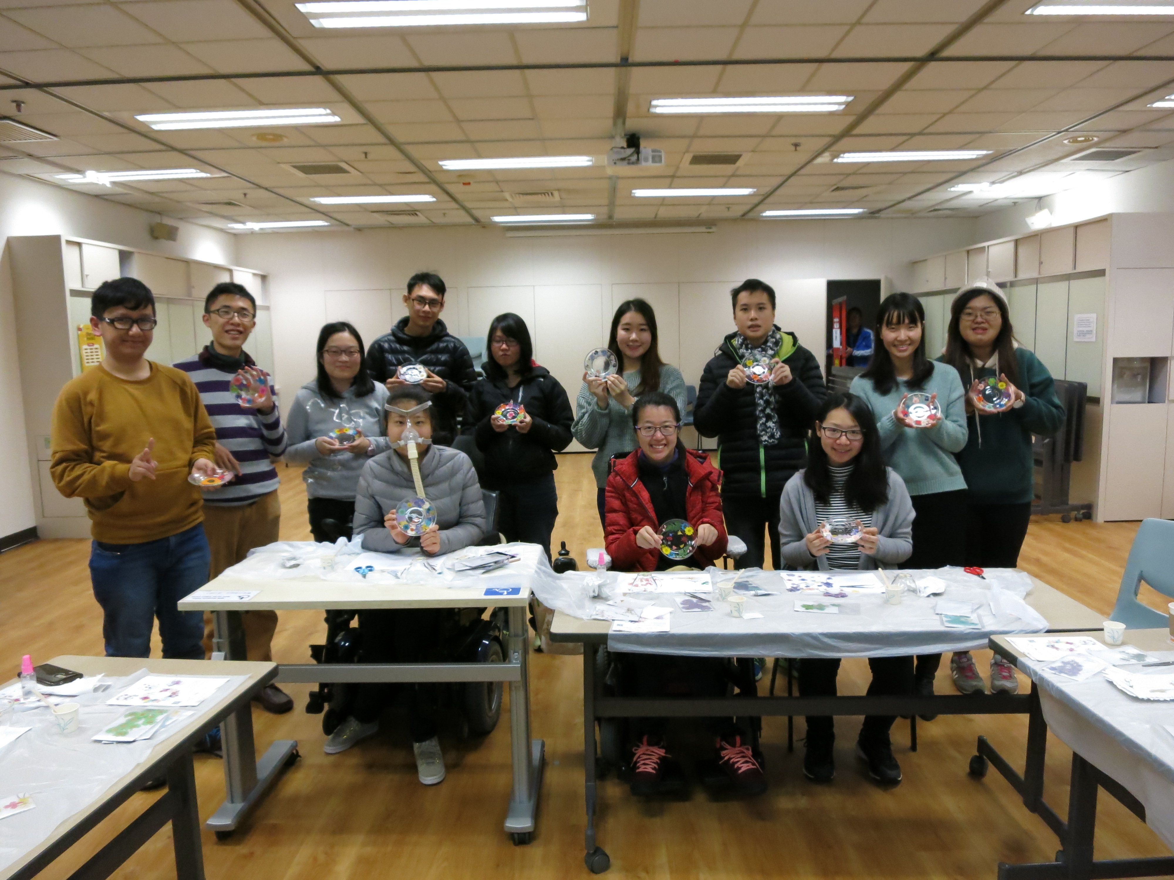A group photo of students and the teacher together with their pressed flower products. 