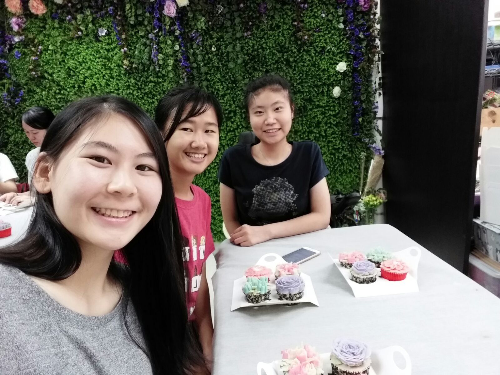 三位開心的女生與她們的杯子蛋糕。