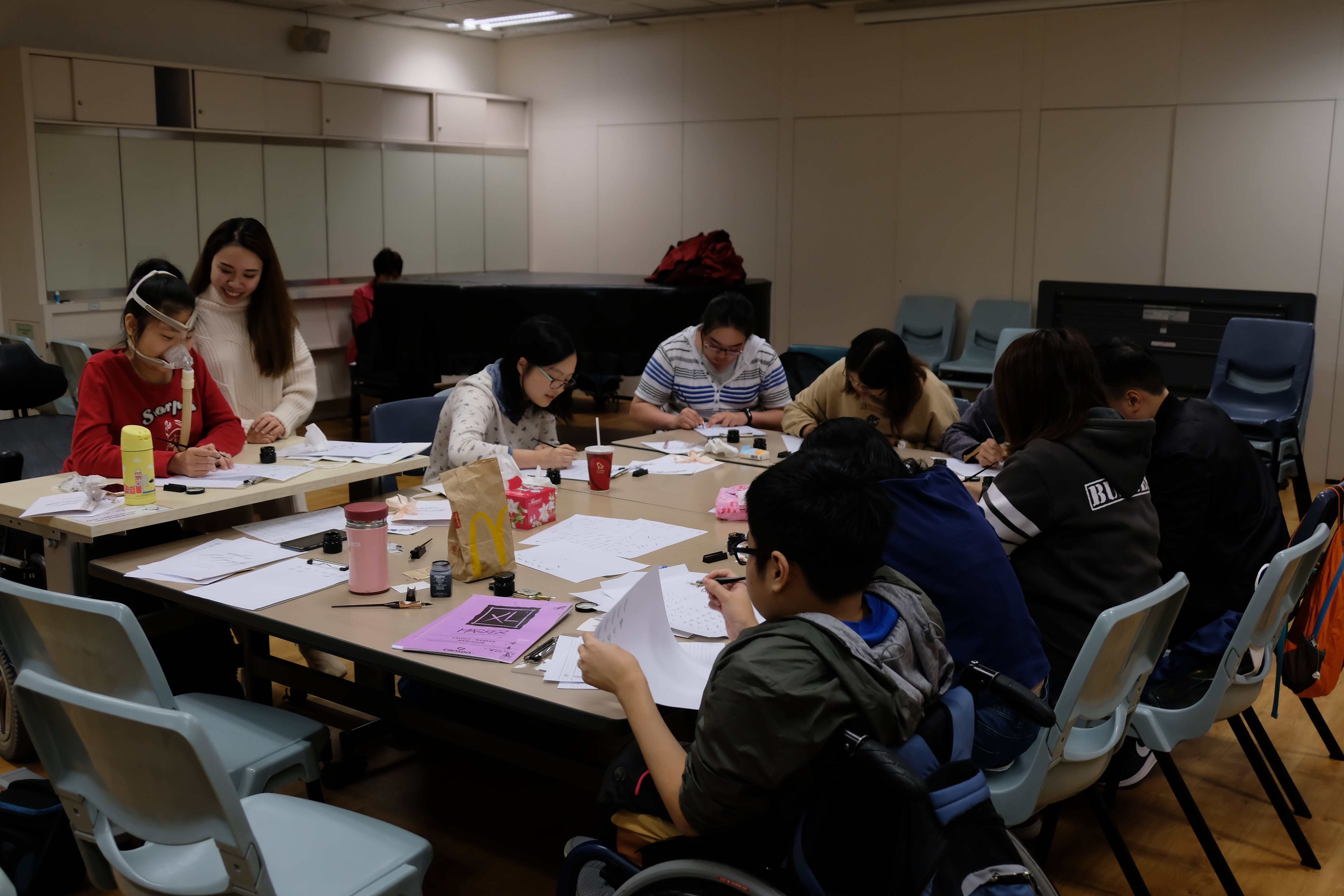 Students were trying to draw calligraphy. 