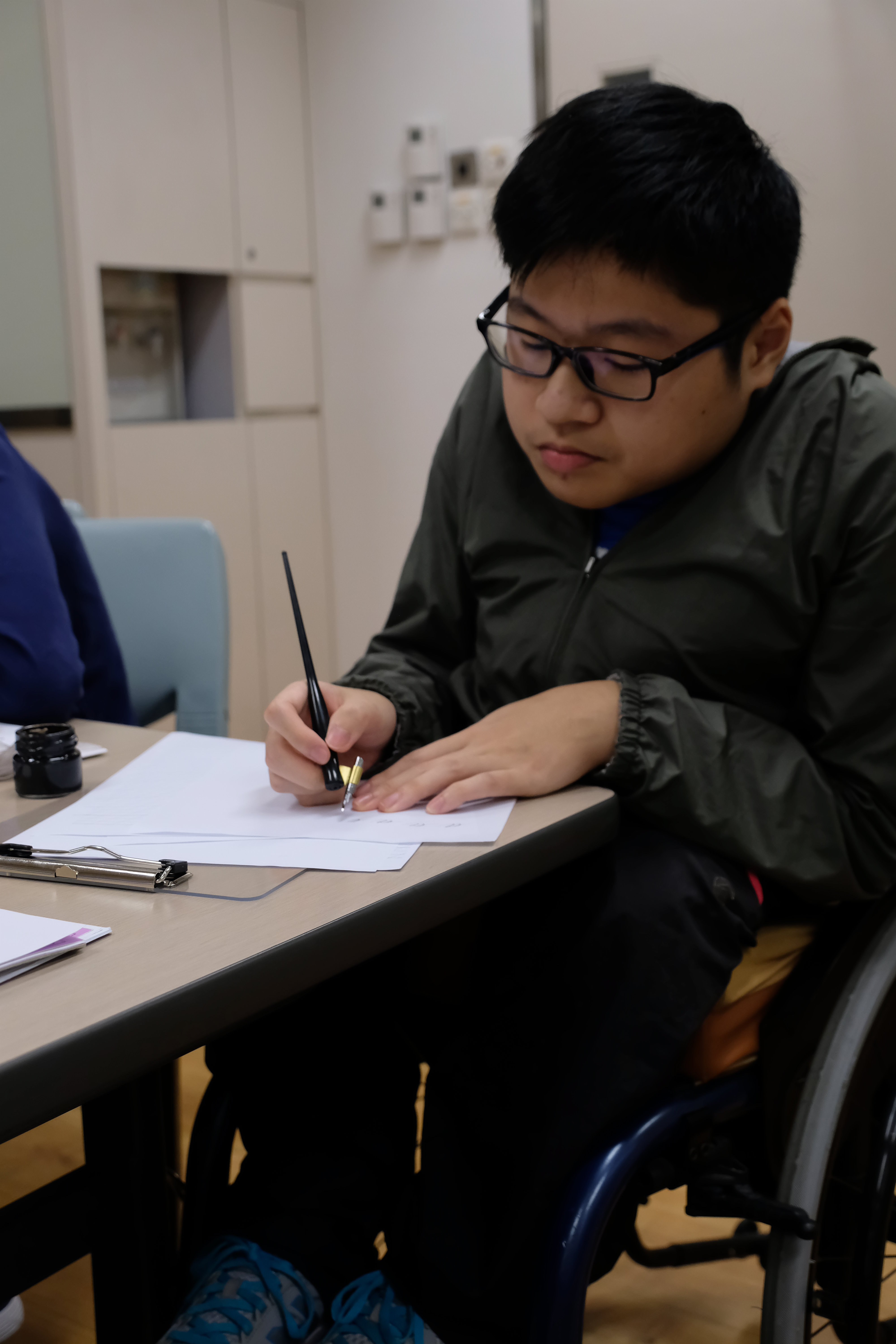 Students were trying to draw calligraphy.
