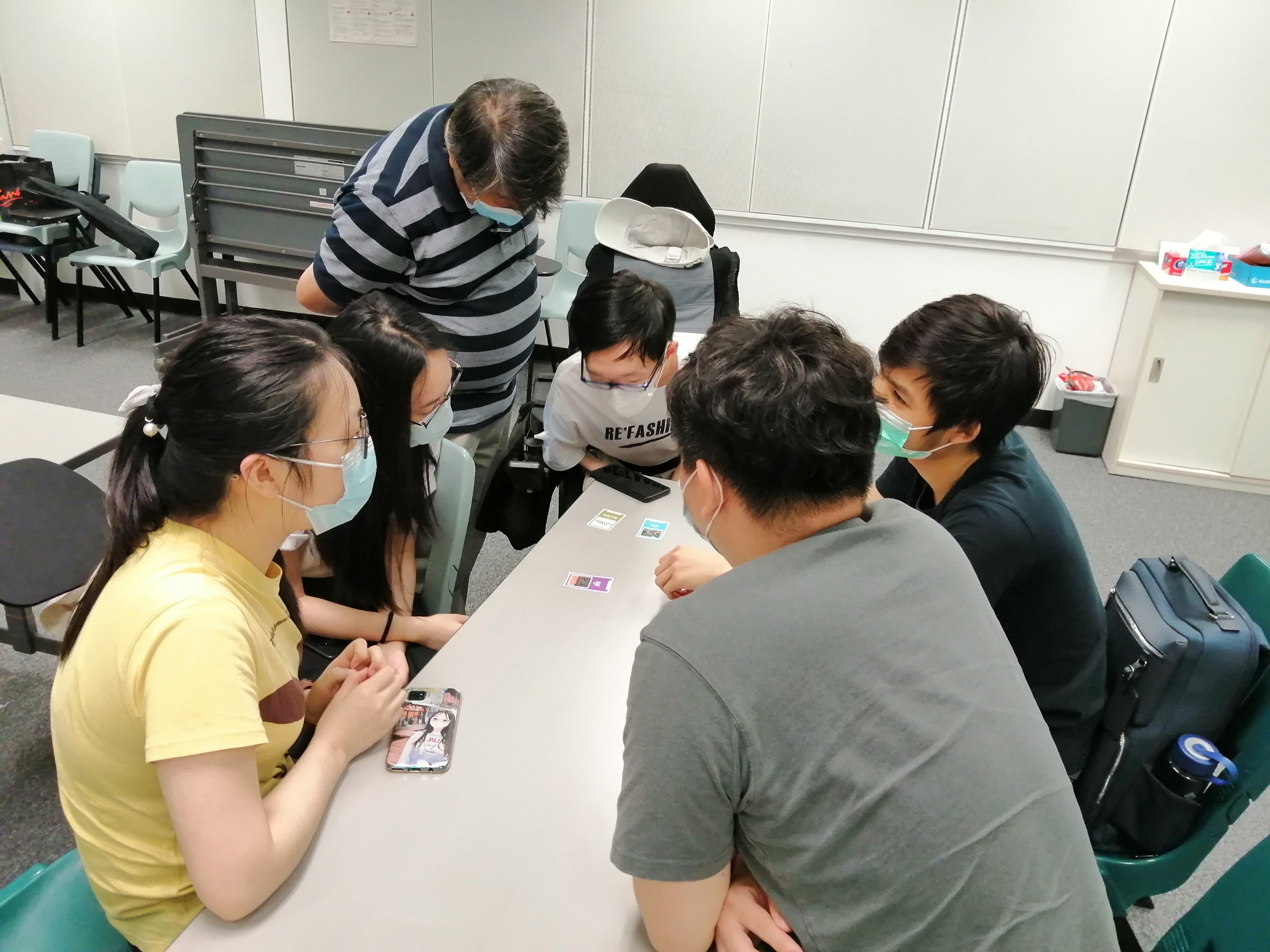 同學一同玩遊戲了解拍片的知識