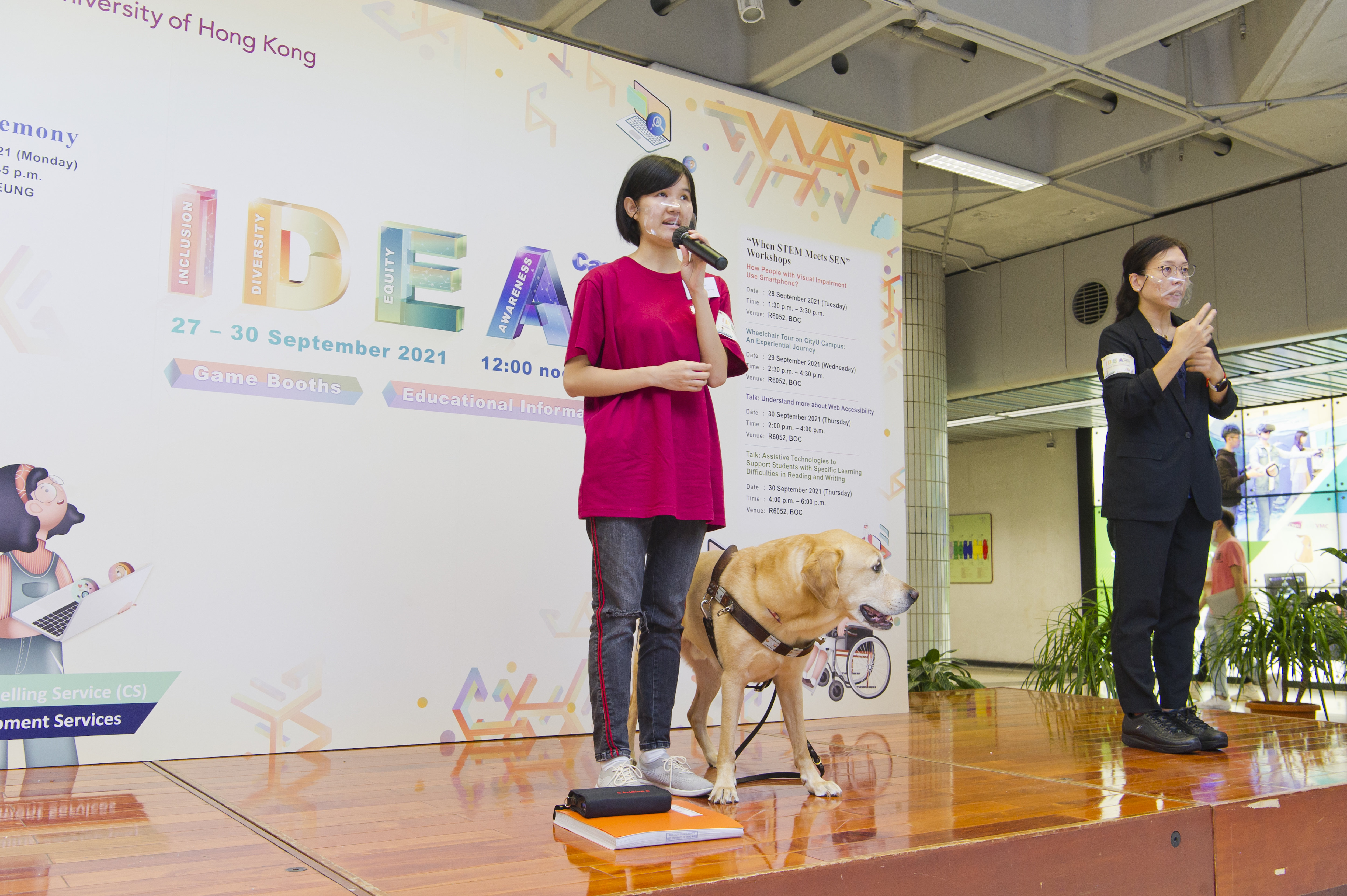 A student with visual impairment was sharing her learning experience in CityU