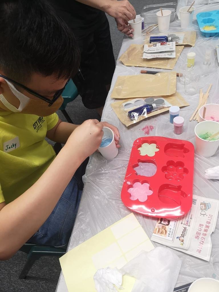 同學正在製作擴香石