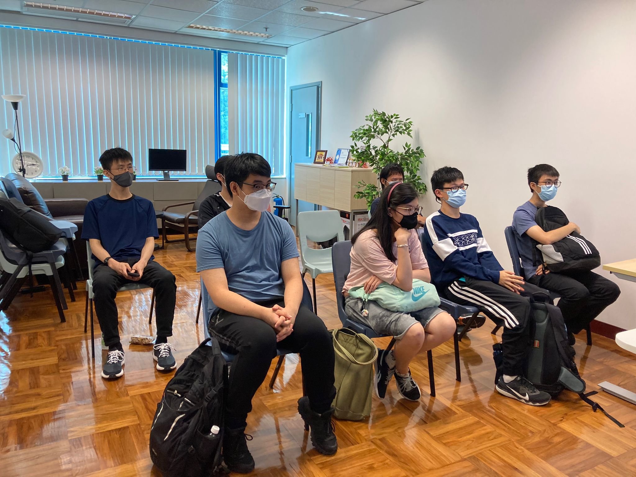 學生正在聽導師示範。