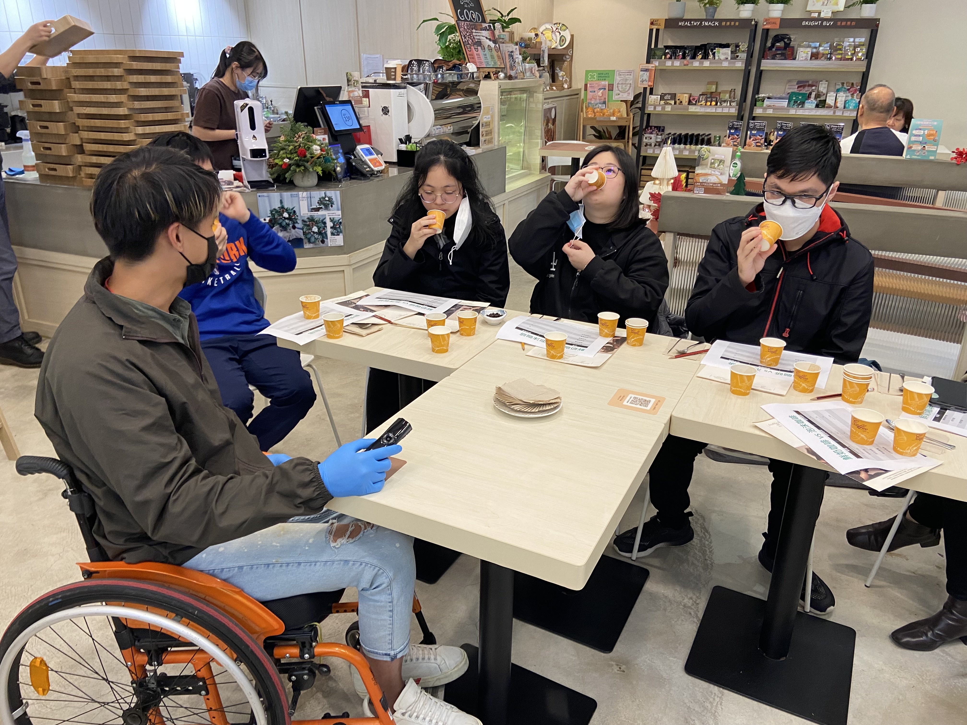 學(xué)生正試咖啡。