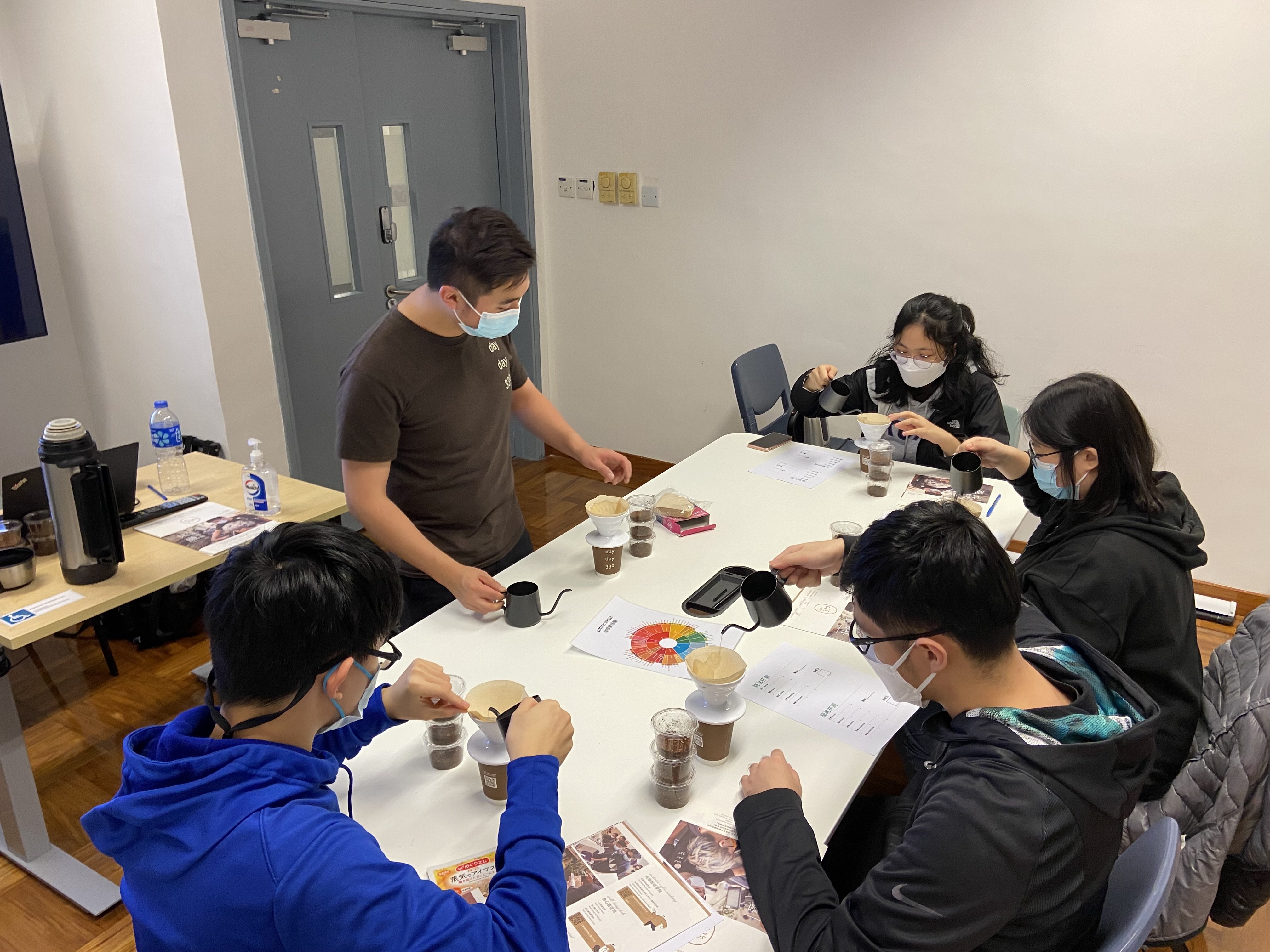 學(xué)生正試手沖咖啡。