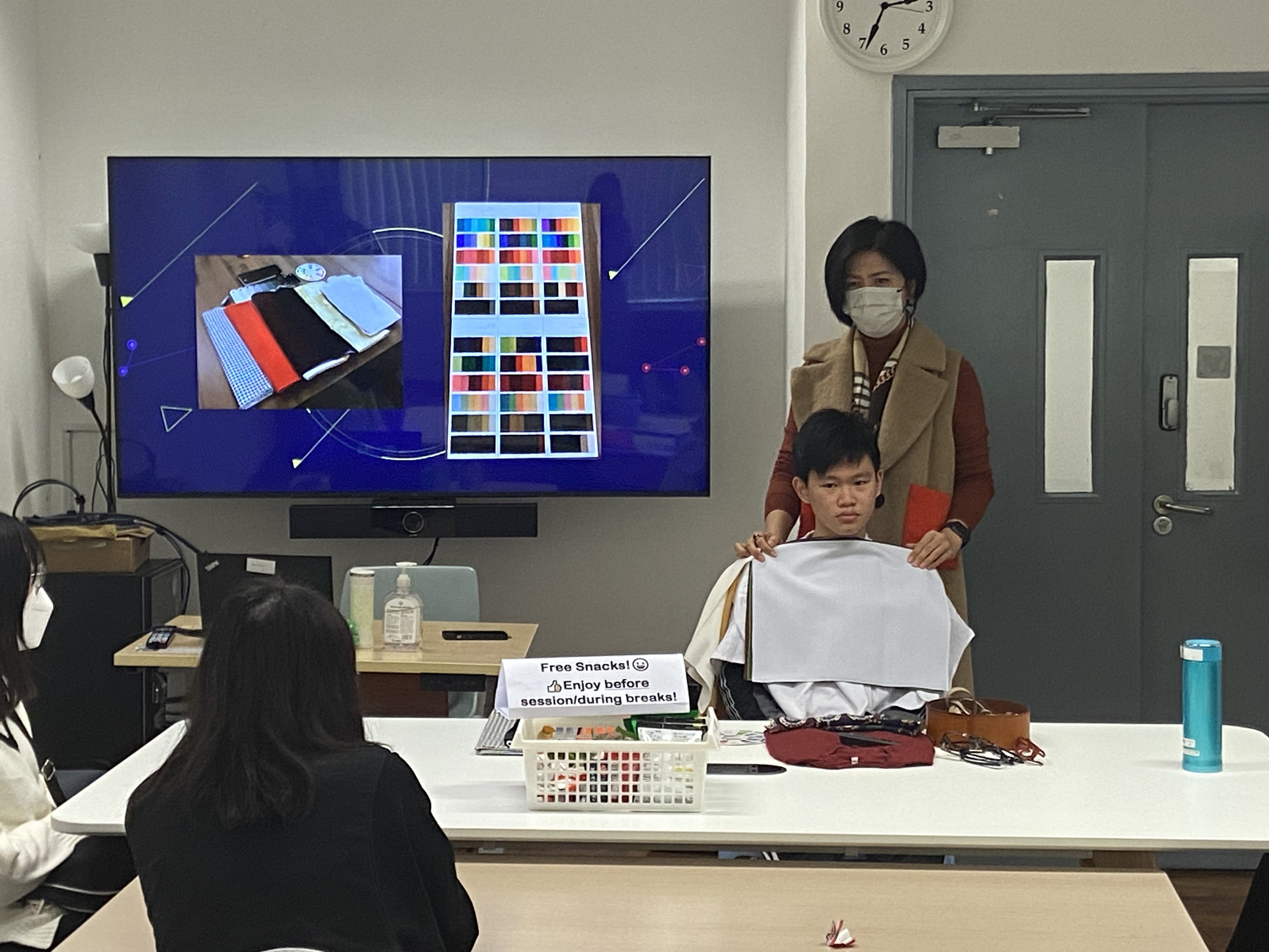 老師正介紹顏色配搭。