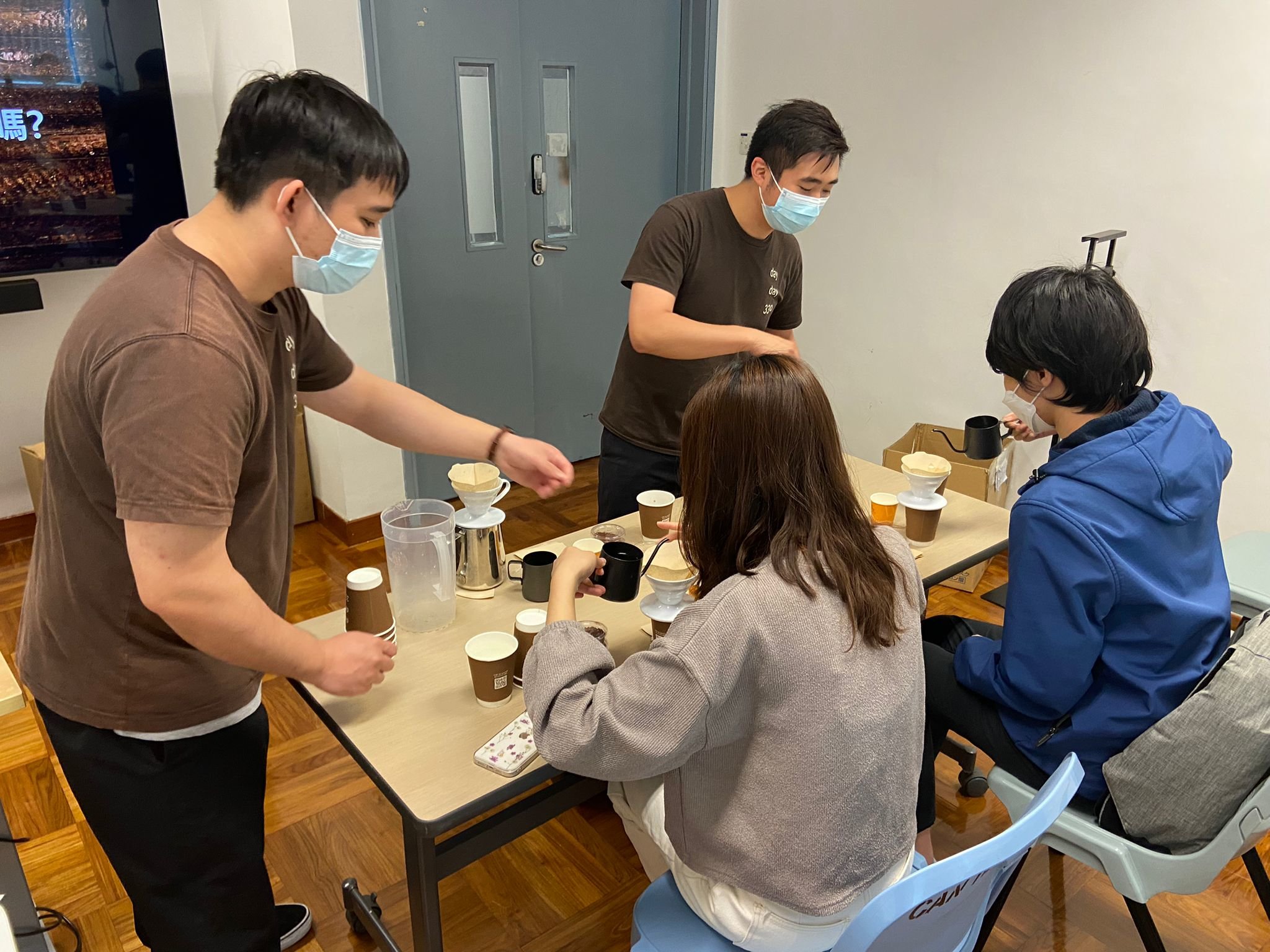 學生練習手沖咖啡。 。