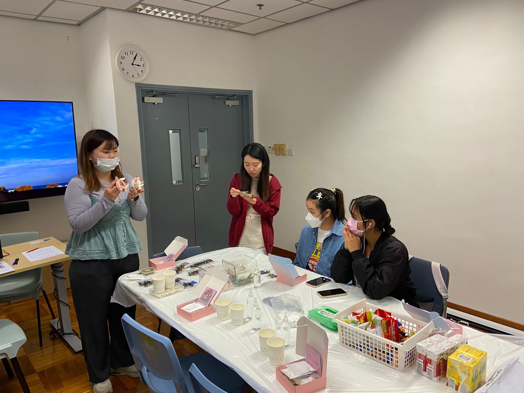 Tutor was introducing aroma stone.導(dǎo)師在介紹擴(kuò)香石