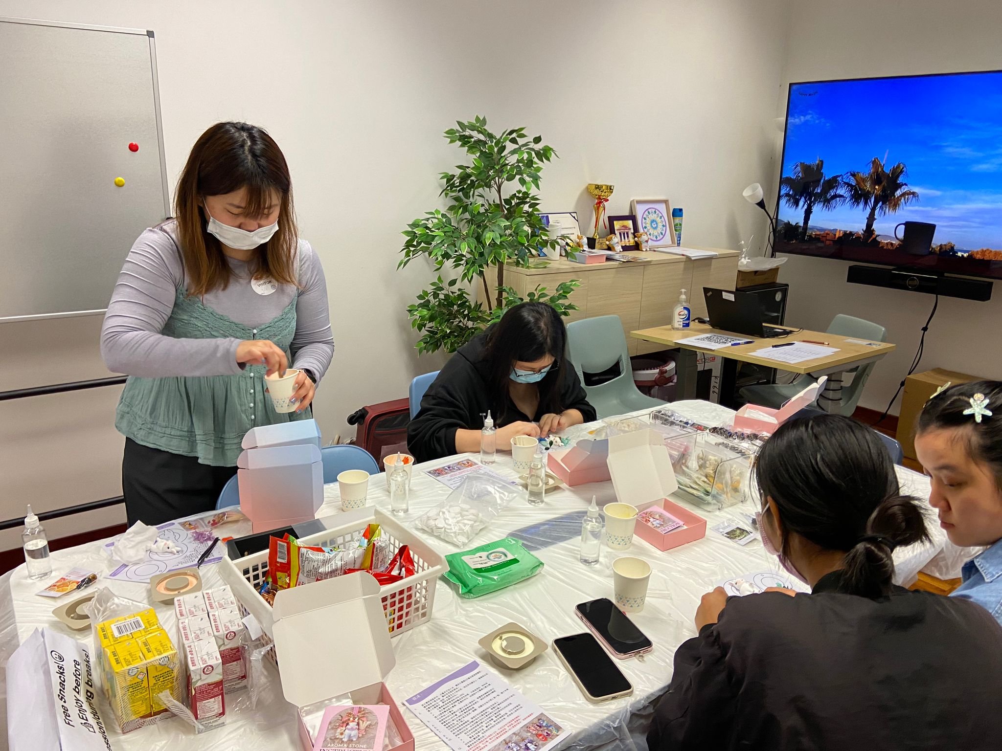 The instructor is demonstrating the production of aroma stone.導(dǎo)師在示範(fàn)製作擴(kuò)香石