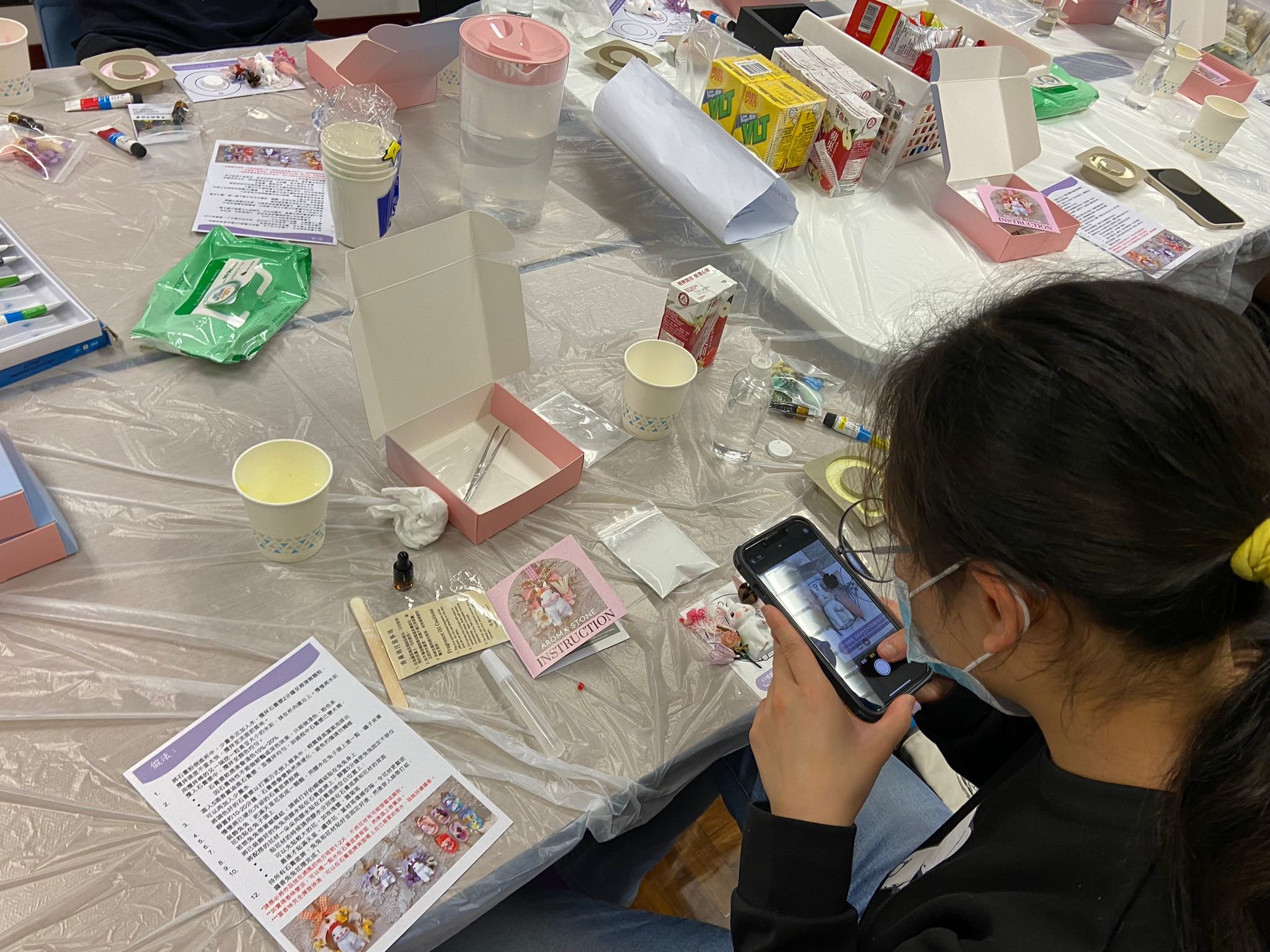 Students are making aroma stones學(xué)生在製作擴(kuò)香石