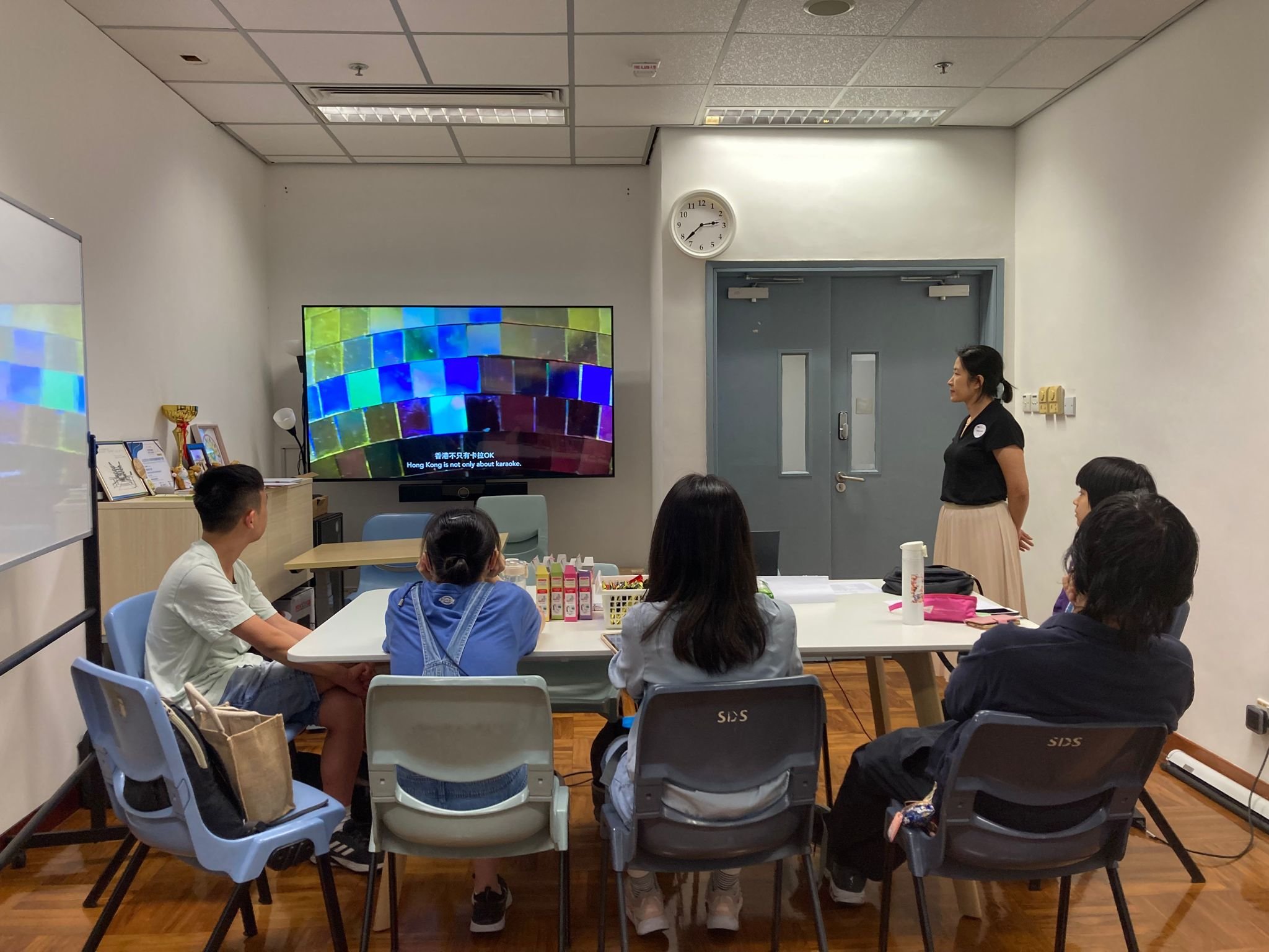 Students are watching a demonstration video.學生們正在觀看演示視頻。