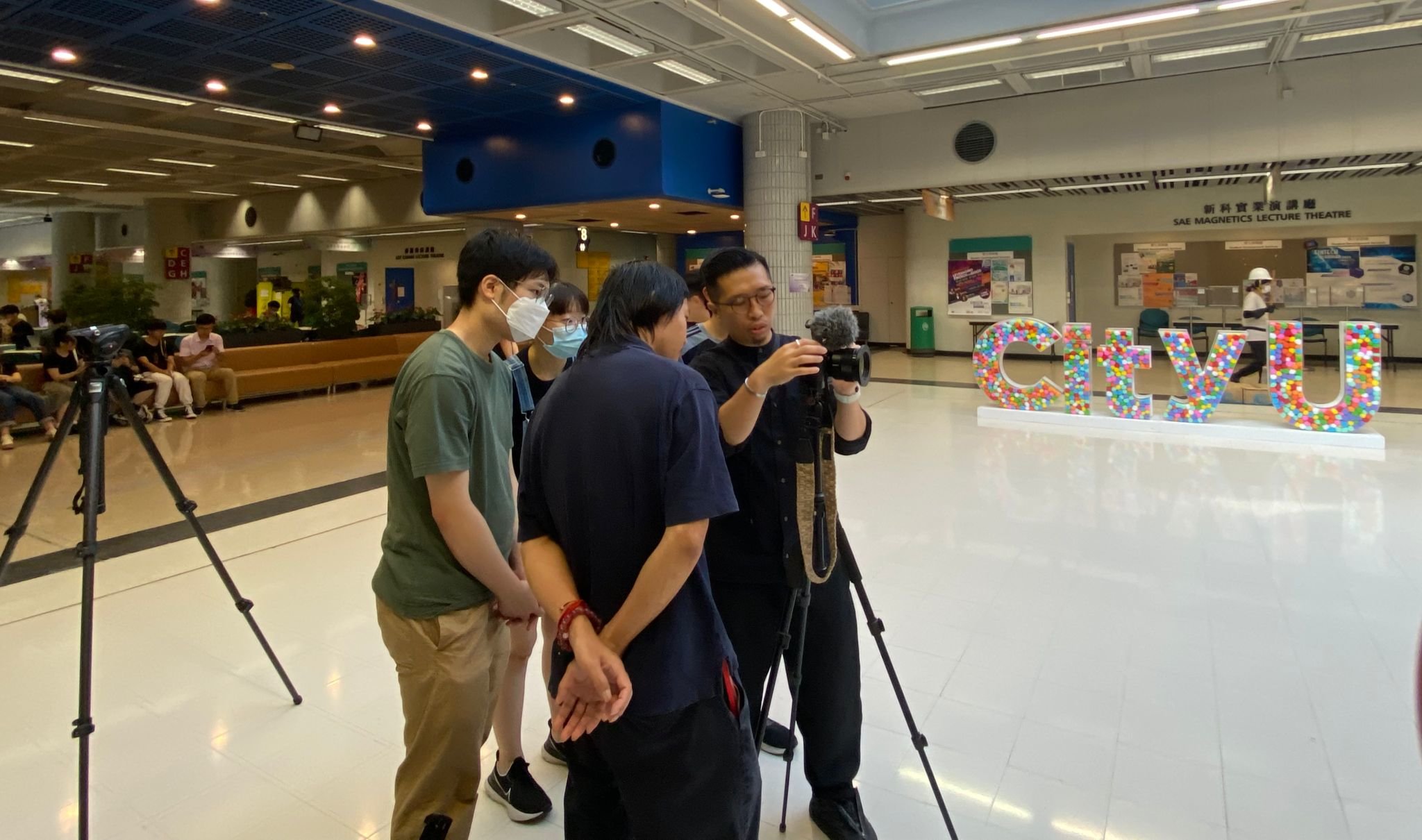 Students are learning about camera settings.學生們正在學習相機設置。