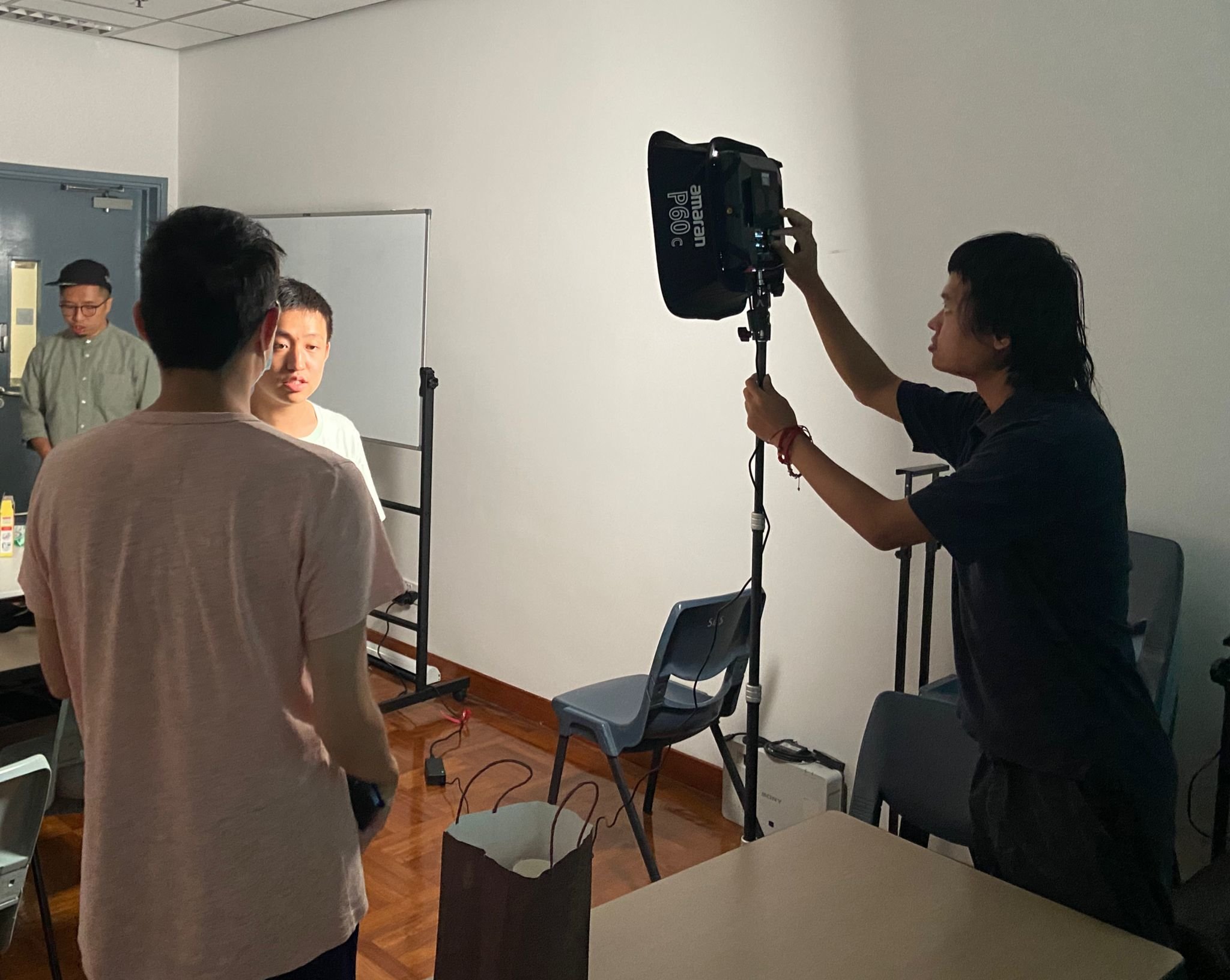 Students are learning about lighting setups.學生們正在學習燈光設置。