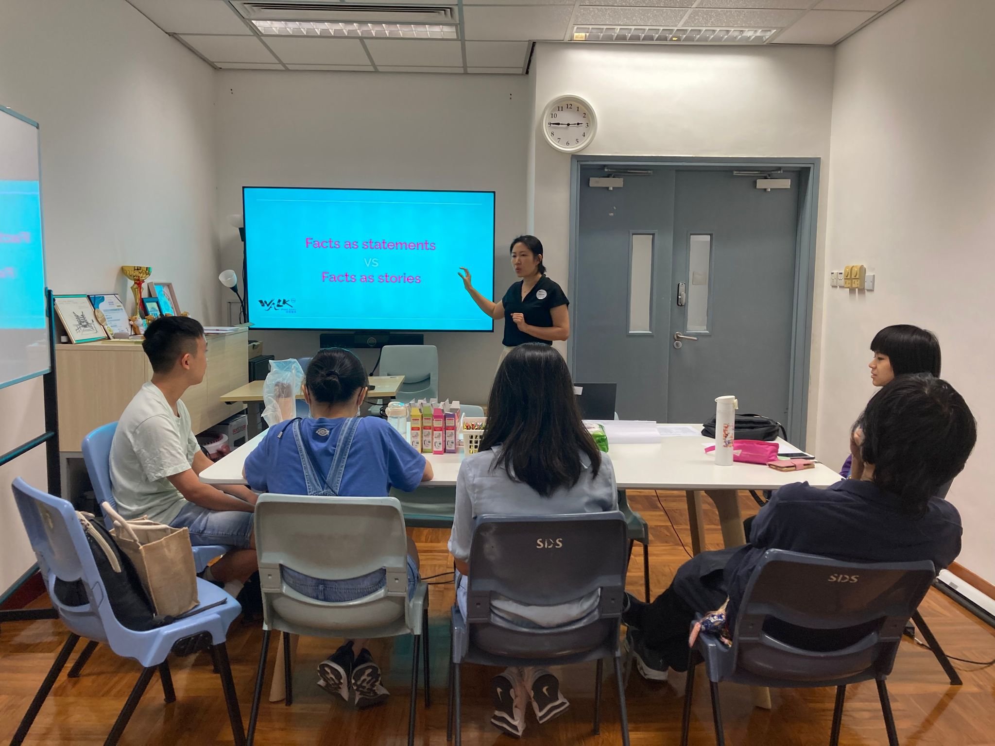 The tutor is introducing what is the story of fact.導師正在介紹什么是故事事實。