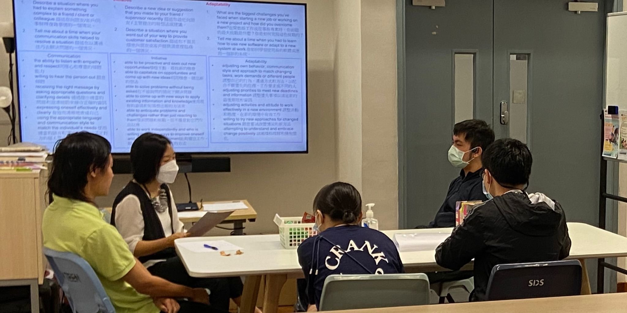 Students are conducting mock interviews.學生正在進行模擬面試。