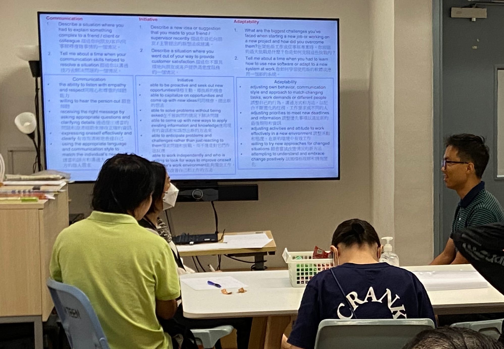 Students are conducting mock interviews.學生正在進行模擬面試。