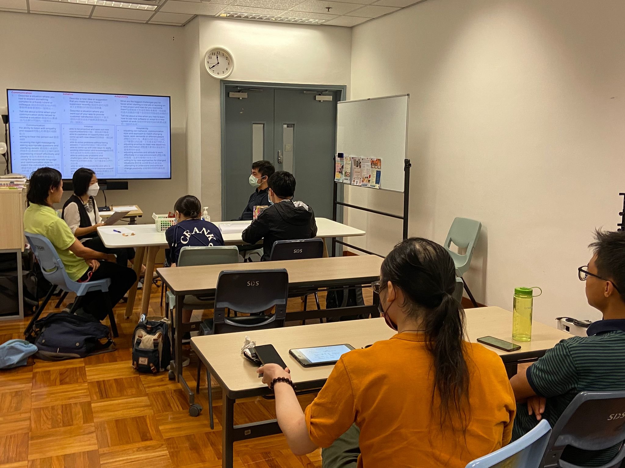 Students are listening to the highlights of the interview.學生們正在聽採訪的重點。