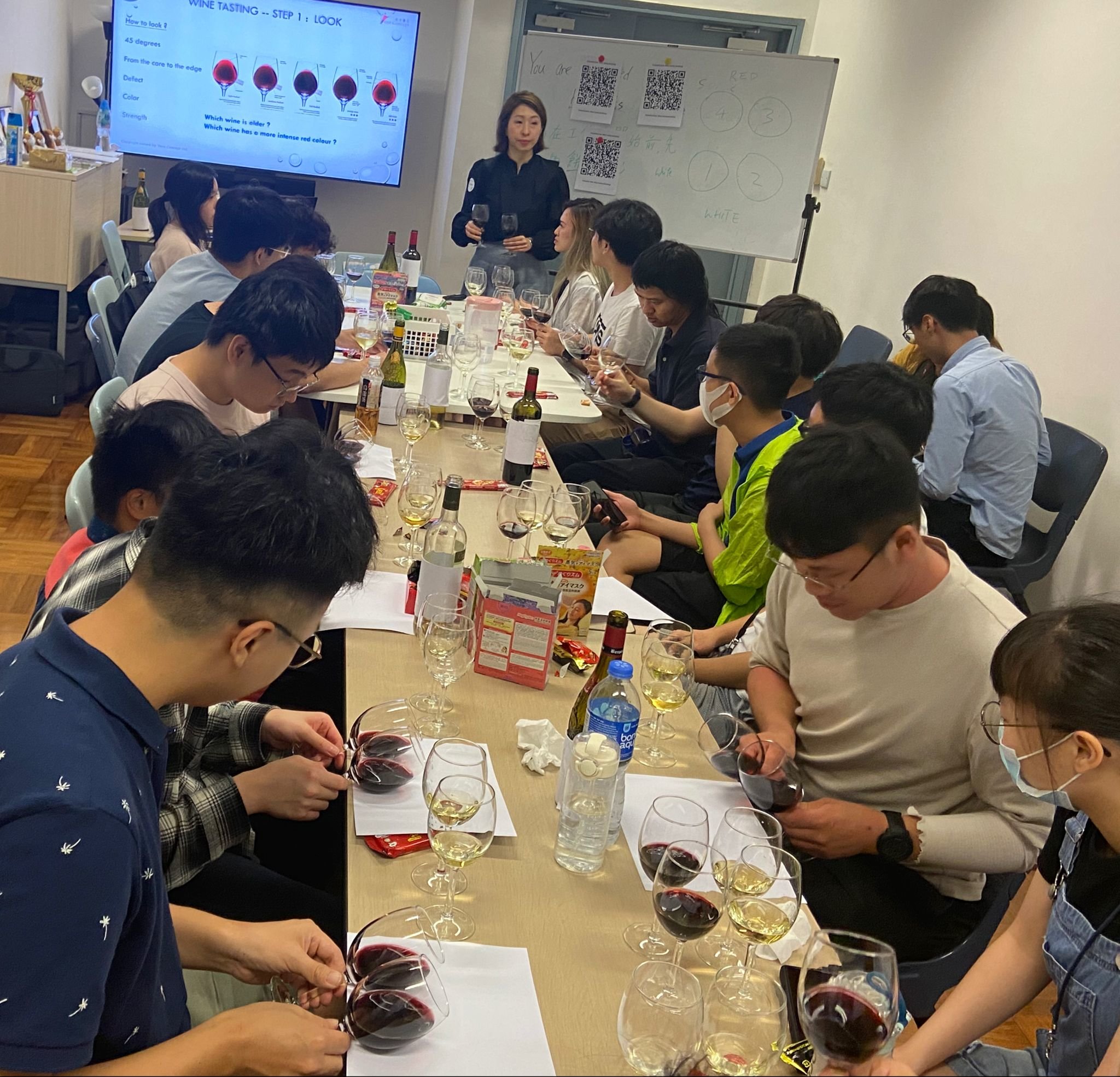 參與者正在觀察葡萄酒的顏色。Participants are observing the color of wine.