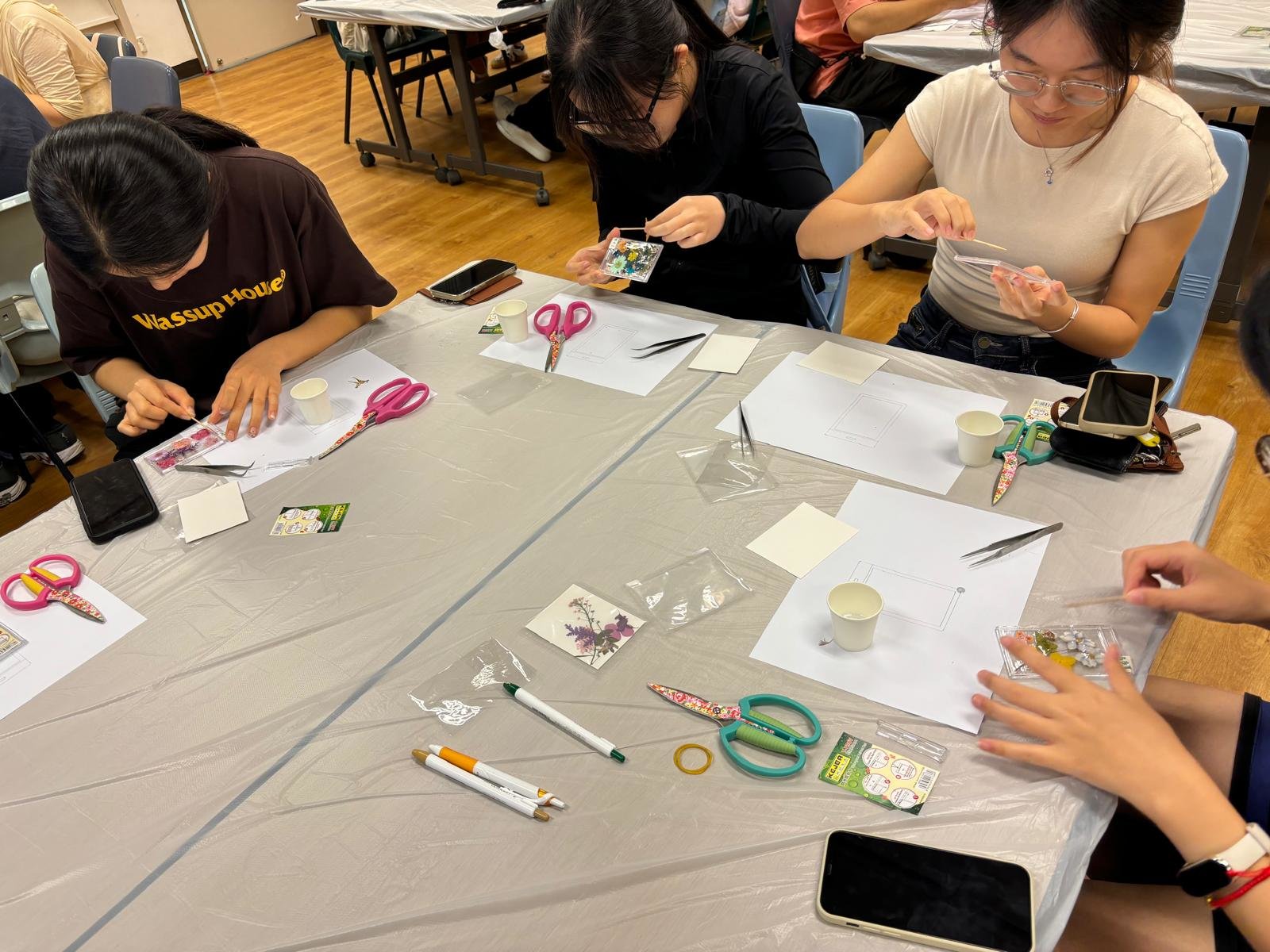 Students were making pressed flower Octopus case. 同學們正在製作押花八達通殼。