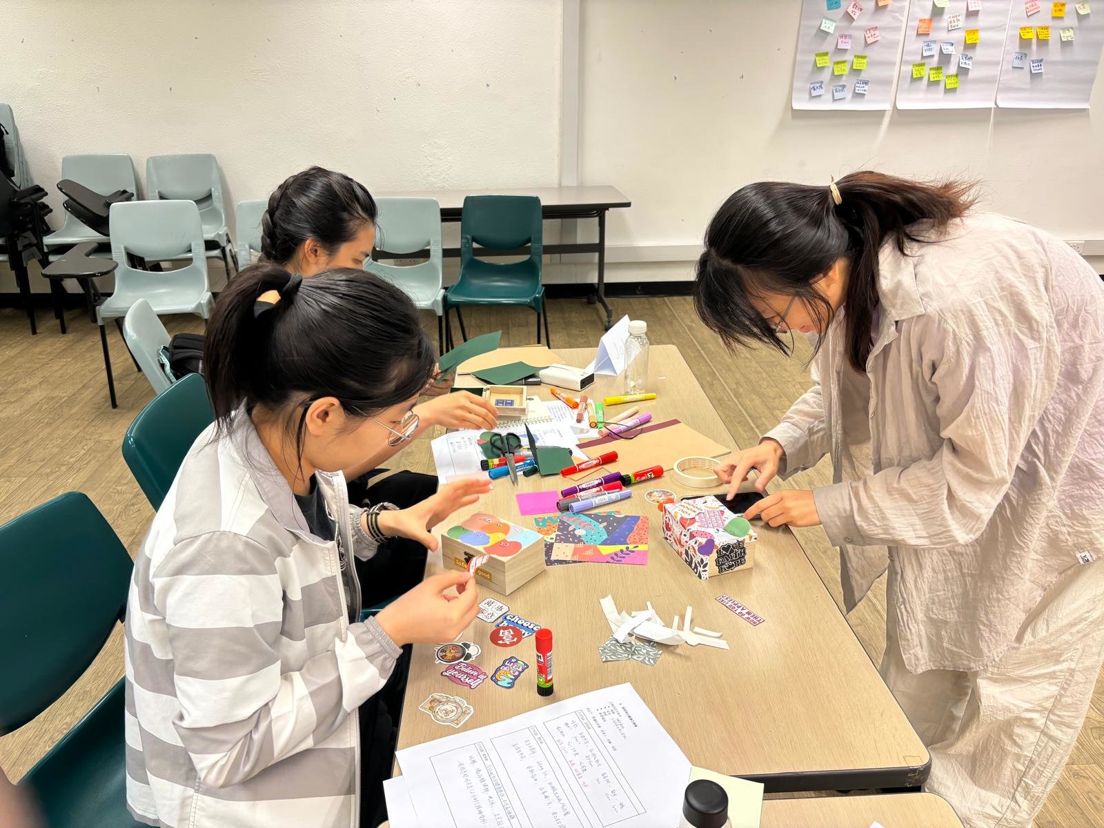 The students were making DIY wooden boxes. 同學們在製作DIY木盒。