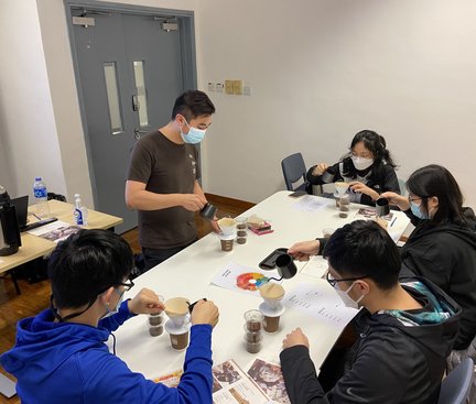 Students are trying hand drip coffee..