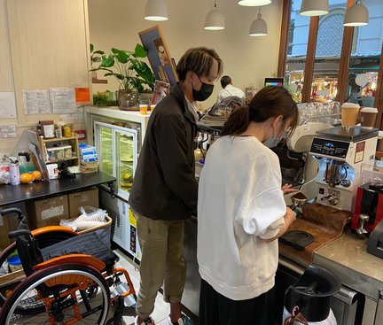 Student practice on Latte Art.