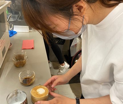 Student practice on Latte Art.