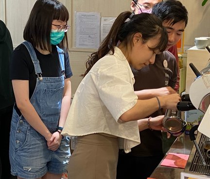 學生正學拉花