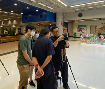 Students are learning about camera settings.學生們正在學習相機設置。