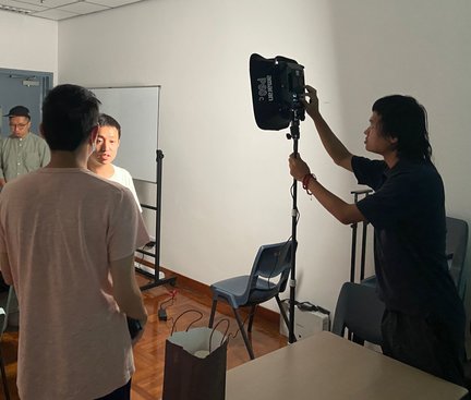 Students are learning about lighting setups.學生們正在學習燈光設置。