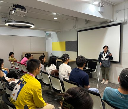The staff was explaining the precautions for entering a completely dark environment. 職員正在説明進入全黑環境的注意事項。