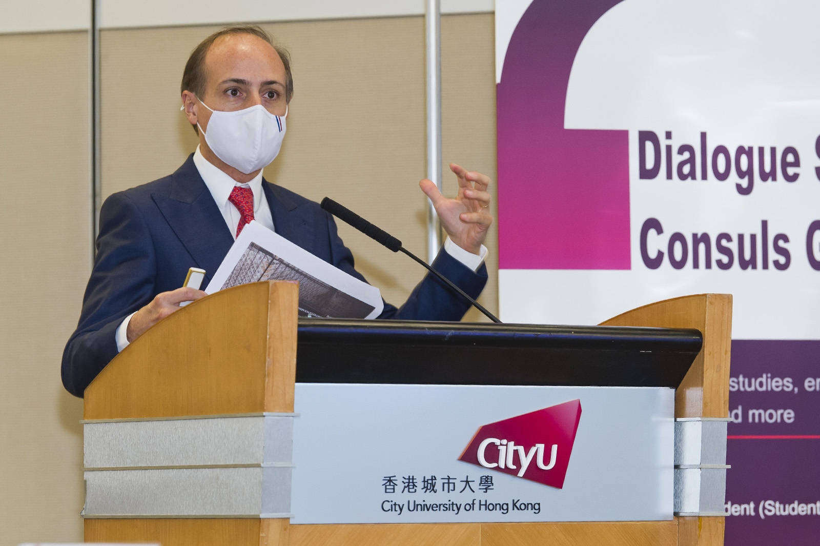 Mr Alexandre Giorgini, Consul General of France in Hong Kong and Macau, says France and CityU have had a very special relationship for many years, and encourages young people to further their studies in France.