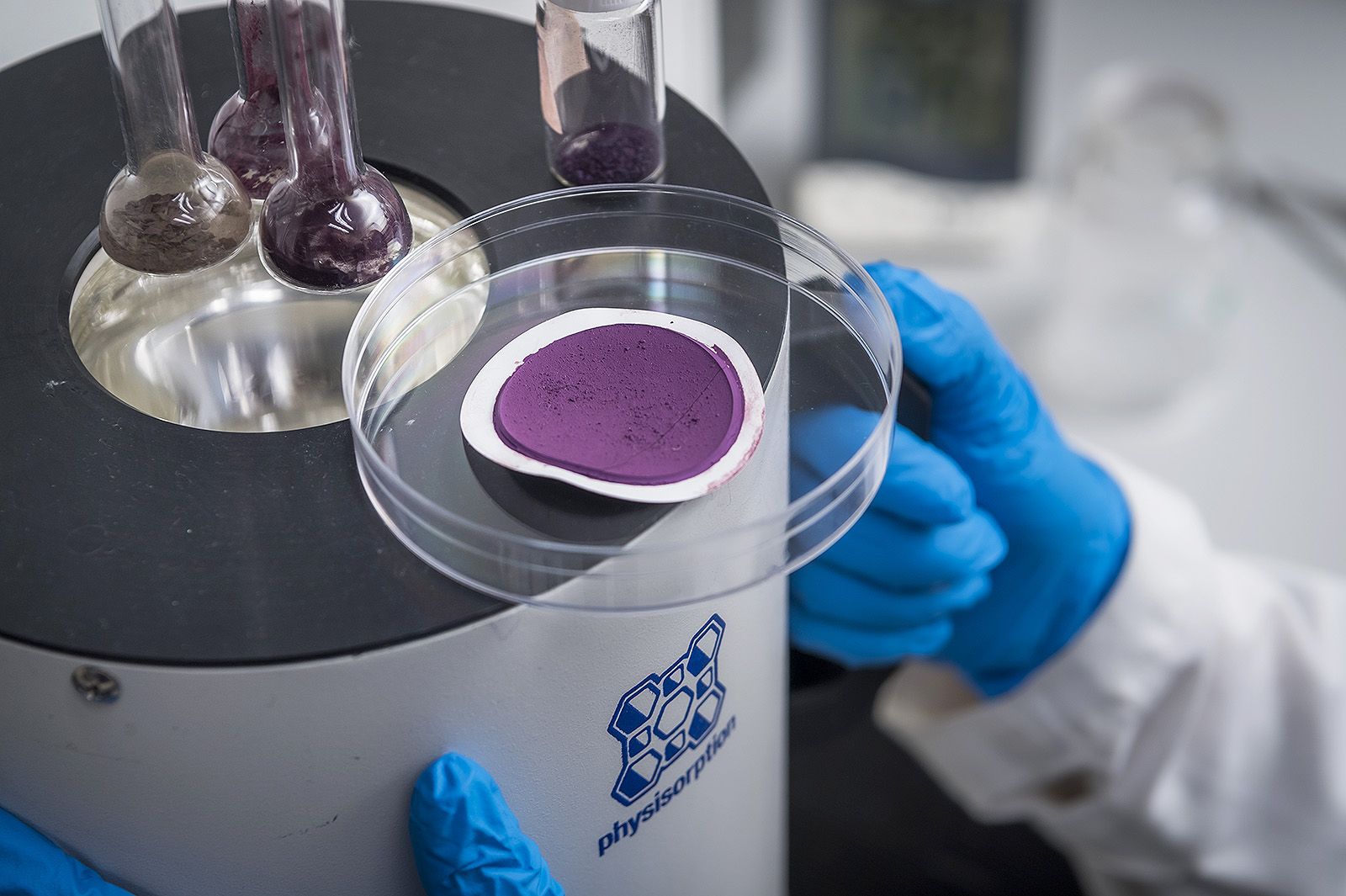 The new adsorbent materials developed by Dr Shang’s team can capture ambient NO2.