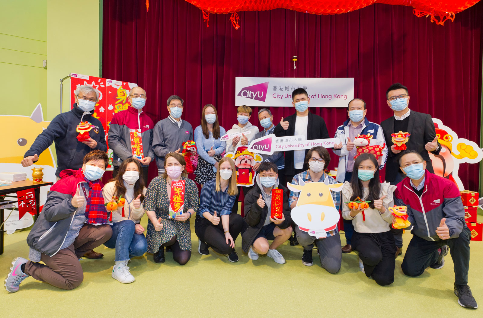 President Kuo handed out lucky gift packs and rice cakes at the halls of residence.