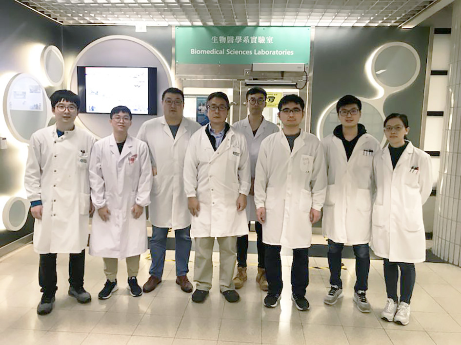 岳劍波博士（左四）正在研發新一代抗轉移藥物。