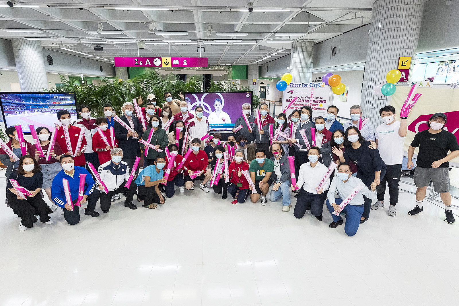 President Kuo, together with the senior management, and about 100 staff, students and athletic team members? watched while alumna Grace Lau won the bronze medal in the Karate Women’s Kata in the Tokyo Olympics.