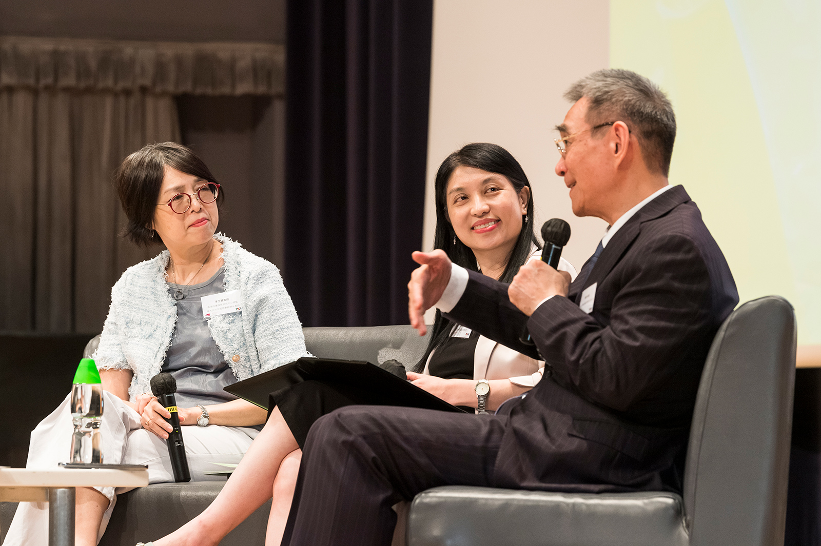Professor Linda Li Che-lan (left) and Professor Isabel Yan Kit-ming (centre) host the Q&A session.